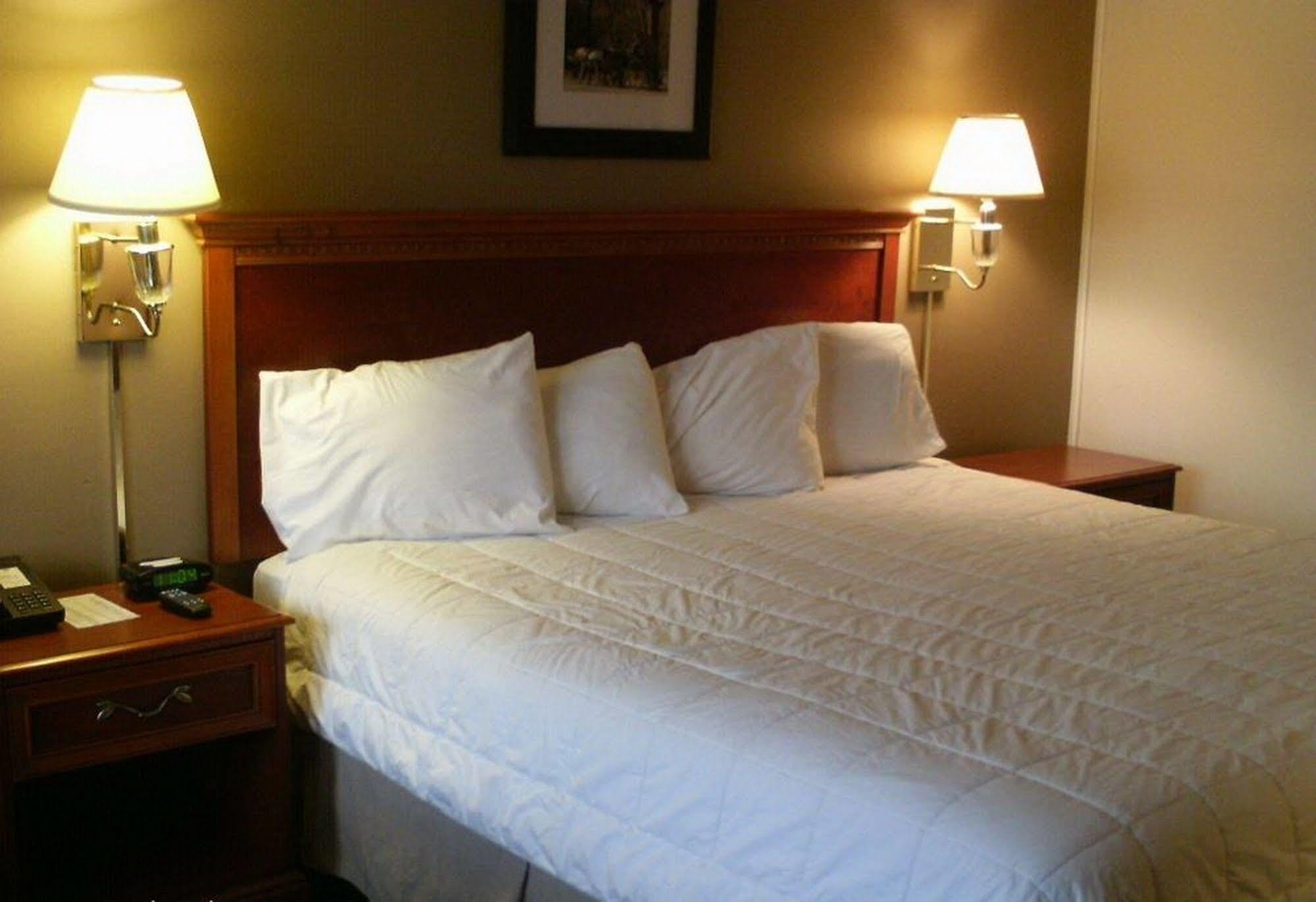 Newburgh Inn Room photo